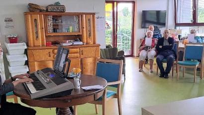 Bild: rgr
Tatjana Walter vom Musikverein "Klingende Töne" unterhält die Senioren in der Caritas-Tagespflege "Arche" mit Volksliedern.