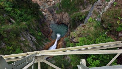 Bild: Karl-Josef Hildenbrand/dpa
Der Mann hat die beiden Frauen am Donnerstag in eine Schlucht gestoßen.