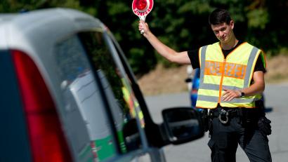 Symbolbild: Sven Hoppe/dpa
Ein bayerischer Polizist bei einer Fahndung nach Schleuserbanden.