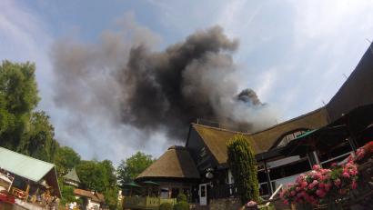 Bild: zema-medien/dpa
Rauch ist über einem Gebäude im Europa-Park zu sehen. Im Europa-Park in Rust ist ein Brand ausgebrochen.
