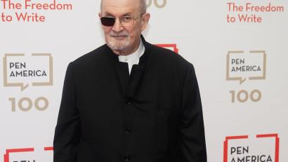 Archivbild: Frank Franklin II
Der Schriftsteller Salman Rushdie kommt zur PEN America Literary Gala 2023. Rushdie erhält in diesem Jahr den Friedenspreis des Deutschen Buchhandels. Das gab der Stiftungsrat am 19.06.2023 in Frankfurt am Main bekannt.