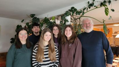 Bild: Deml/exb
Wurden für zwei Monate zu einer Familie: Paula Deml, Jonas Deml, Briar Futschek Ryan, Sarah Deml, Mirjam Deml, Hans Deml (von links).