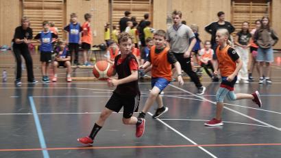Bild: ref
Mit viel Begeisterung am Ball: Die Schüler der vier Grundschulen traten in der Rudolf-Scheuerer-Halle in Kümmersbruck zum 2. Basketball-Grundschul-Cup an.