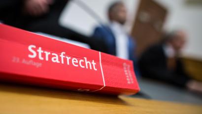 Symbolbild: Frank Rumpenhorst
Zu ihrem angesetzten Strafprozess erschienen die beiden mutmaßlichen Schleuser nicht. Jetzt wird nach ihnen gefahndet.