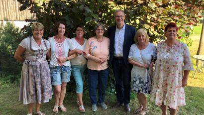 Bild: Richard Buron/exb
Ursula Schmid (Mitte) inmitten ihrer Töchter Andrea, Petra, Brigitte, Rosemarie und Uschi (von links) zusammen mit Bürgermeister Franz Grabinger.