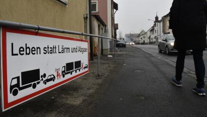 Bild: Petra Hartl
Plakat der Befürworter der geplanten Kümmersbrucker Westumgehung an der Vilstalstraße in Haselmühl.