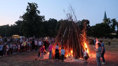 Bild: mab
Durch Kinder der Kolpingfamilie wurde das Feuer vor hunderten Besuchern entzündet.