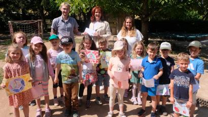 Bild: le
Die Vorschulkinder können ihren geplanten Tagesausflug unternehmen. Dafür sorgen Andrea Gollwitzer und der Förderverein mit ihren finanziellen Unterstützungen. Hinten stehend, von links: Leiter Sebastian Reil, Andrea Golllwitzer und Erzieherin Svenja Horn.