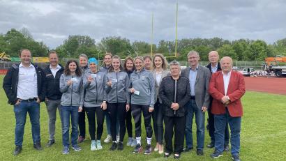 Bild: Müller/exb
Hans Beck (FWA), Dieter Schwarzer (FWA), Franz Badura (3. Bürgermeister der Stadt Amberg), Gabriele Beck (FWA), Elisabeth Triller ( Vorsitzende der FWA), Hermann Müller (Abteilungsleiter), die Trainerinnen/Betreuer Katrin Färber, Mandy und Sandra Göbl, Michaela Siegert, Sandra Binner, Stefanie Lippold, Anna Kurz, sowie die Kooperationspartner Familienprojekt Alexander und Benjamin Färber.