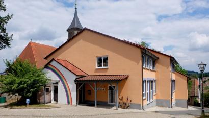 Bild: le
Zuversichtlich sind die Verantwortlichen der evangelischen Gemeindediakonie, dass im Herbst die Ausschreibung der Bauarbeiten erfolgen und im Frühjahr 2024 die Erweiterung des Kindergartens vollzogen werden kann.