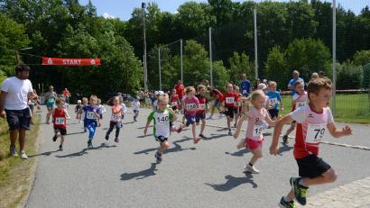 Bild: bey
In der Klasse Bambini setzte sich Bastian Held (rechts, Startnummer 79) kurz nach dem Start an die Spitze der Läufer und belegte dann auch Platz 1.