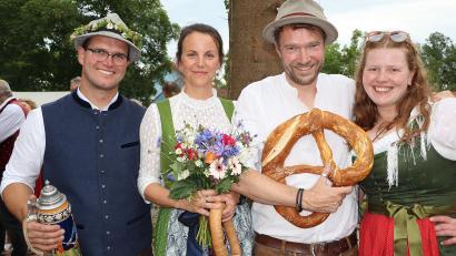 Bild: gru
Die alten Ober-Kirwapaare mit den Siegern Vroni und Uli Radl aus Weißenberg (Mitte).