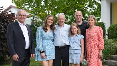Bild: bö
Gratulationscour zum 85. Geburtstag (von links): Stellvertretender Bürgermeister Martin Bauer, Lisa Metz, der Jubilar Josef Metz, Leni Metz, Christian Metz und Bettina Metz.
