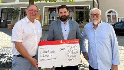 Bild: Julia Fienz /exb
Bernhard Knauer (Kulturfreunde Lobkowitz), Bürgermeister Sebastian Dippold und Reinhold Zapf (Kulturfreunde Lobkowitz, von links) bei der Spendenübergabe