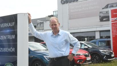 Bild: Gabi Schönberger
Jürgen Geuss hat sein Autohaus an die Firma Sonnleitner verkauft. Für die Belegschaft und die Kunden soll sich dadurch aber nicht viel ändern.