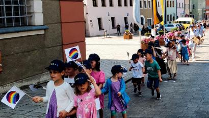Bild: mas
Ein langer Festzug bewegte sich von St. Georg vorbei am Landratsamt zum Kindergarten St. Martin.
