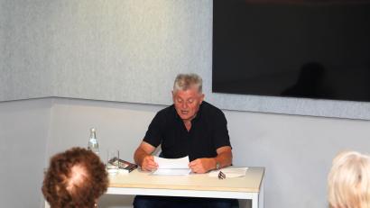 Bild: Museum Flucht – Vertreibung – Ankommen/exb
Raimund Mader las aus seinem Buch "Engel und der Fluch des Golem" im Museum.