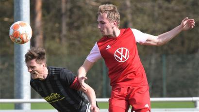 Bild: Büttner, Gerhard
Die Grafenwöhrer (links Benjamin König) eröffnen die Bezirksliga-Saison in Vorbach, die Vohenstraußer (rechts Lukas Mudra) spielen zu Hause gegen den SV Auerbach.