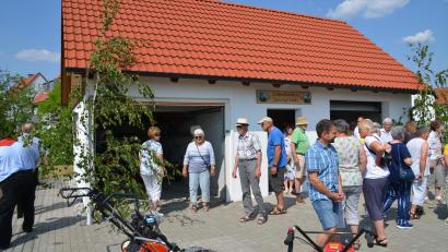 Bild: ak
Das neue Zuhause stand bei der Jubiläumsfeier der Siedlergemeinschaft Speichersdorf im Mittelpunkt. Die Besucher nutzten die Möglichkeit, sich das Gebäude einmal näher anzusehen.