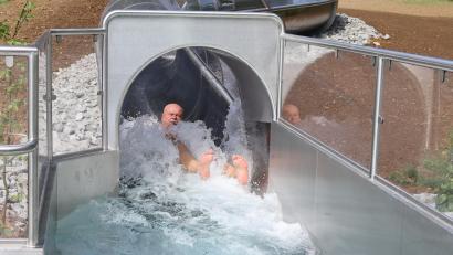 Bild: mfh
Stadtrat Hans-Jürgen Reitzenstein genoss die feuchtfröhliche Rutschpartie nach der Eröffnungszeremonie der Großrutschen im Waldbad.
