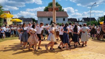 Bild: ads
Das Baumaustanzen durch die Kirwapaare ist auch in Schnaittenbach der Höhepunkt der Kirwa.