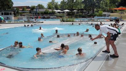 Bild: Wolfgang Steinbacher
Gelegentlich sind mahnende Worte des Bademeisters gerade im Wildwasser-Kanal angebracht. Dieses Archivbild ist von August 2022, am vergangenen Sonntag war der Andrang im Aquafit-Becken ungleich größer.