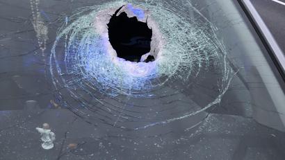 Bild: Verkehrspolizeiinspektion Weiden
Eine Lichtmaschine durchschlug die Frontscheibe des Ford. Der Schutzengel am Armaturenbrett leistete ganze Arbeit. Die Fahrerin wurde nur leicht verletzt.