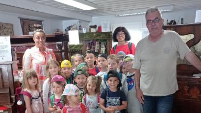 Bild: Karin Schraml/exb
Mädchen und Buben des Kemnather Kindergartens besuchten das „Musikeum“ von Anton Heindl (rechts).