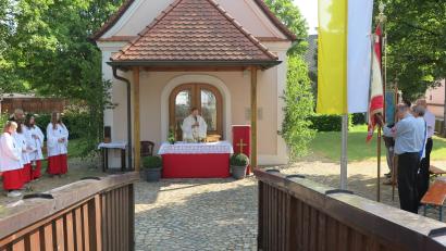 Bild: jzk
„Im Herzen Jesu tritt uns die Liebe Gottes sichtbar entgegen“, betonte Pfarrer Heribert Stretz 
beim Festgottesdienst vor der Herz-Jesu Kapelle in Reuth.
