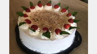 Bild: Irma Held
Die Erdbeerwelle ist nicht nur hübsch anzusehen. In ihr verbirgt sich ein leckerer Biskuitteig und eine sahnige Creme mit frischen Erdbeeren.