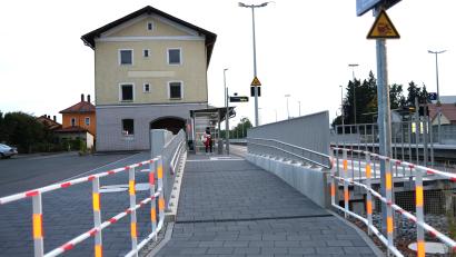 Bild: Hirsch
Der Bahnhof Schwarzenfeld ist barrierefrei ausgebaut. Der Zugang zu Bahnsteig eins erfolgt über eine Rampe. Gleis zwei soll nun mit einer Unterführung erschlossen werden.