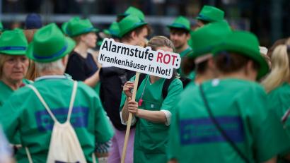 Bild: Joerg Carstensen/dpa
Krankenhausmitarbeiter demonstrieren auf dem Washingtonplatz unter dem Motto „Alarmstufe Rot: Krankenhäuser in Not“.