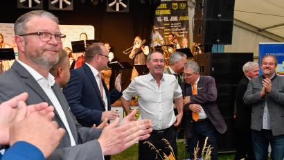 Bild: Petra Hartl
Bayerns stellvertretender Ministerpräsident Hubert Aiwanger erhält schon Applaus, bevor er im Freihunger Festzelt zu einer gut einstündigen Rede ansetzt.