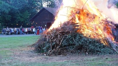 Archivbild: bkr
Die Johannisfeuer sind immer wieder ein Besuchermagnet. Momentan überlegen viele Veranstalter, ob sie die Feuer wegen der Trockenheit entzünden.