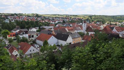 Bild: mrr
Der Markt Rieden feiert sein 700-jähriges Bestehen am 20. und 21. Juli 2024. Rund um die Pfarrkirche Mariä Himmelfahrt soll es hoch hergehen mit Festzelt, Festbetrieb, historischer Musik und buntem Treiben.