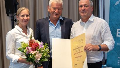 Bild: Guenter Uschold
Ernst Werner (Mitte) war zwölf Jahre Vizepräsident Bildung im Bayerischen Handballverband. Für seine Verdienste wurde der Weidener beim Verbandstag in Bad Brückenau ausgezeichnet. Geschäftsführerin Stefanie van Eck und Präsident Georg Clarke ehrten den langjährigen Funktionär.
