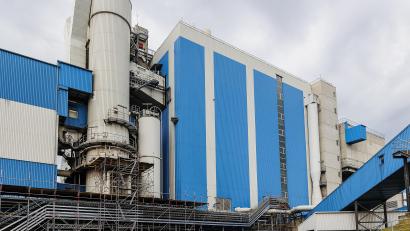 Bild: Hösamer
Die Rauchgasreinigung für die Ofenlinie 4 (grauer Zylinder) des Müllkraftwerks wird abgerissen und neu gebaut. Das ist der erste Schritt des "Triphönix"-Projekts. Rechts ist das Kesselhaus zu sehen.