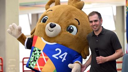 Bild: Federico Gambarini/dpa
Philipp Lahm und das offizielle Maskottchen der EM 2024.