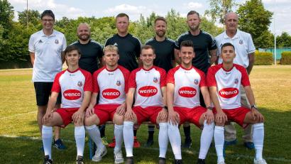 Bild: Markus Wildenauer
Das Trainer- und Funktionärsteam der SpVgg Vohenstrauß präsentiert die Neuzugänge: (hintere Reihe von links): 1. Vorsitzender Uli Münchmeier, Dennis Strohbach, Martin Schuster, Michael Singer, Nico Neidhardt, 2. Vorsitzender Thomas Groß; (vordere Reihe von links): Toni Grötsch, Volker Lorenz, Daniel Füssl, Valmir Shabani, Michael Bündgens.