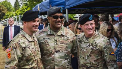 Bild: Spc. Christian Carrillo
Drei Generäle auf einem Bild: Steven P. Carpenter (links) hat am Dienstag das Kommando in Grafenwöhr von Joseph E. Hilbert (rechts) übernommen. Darryl Williams gratulierte.