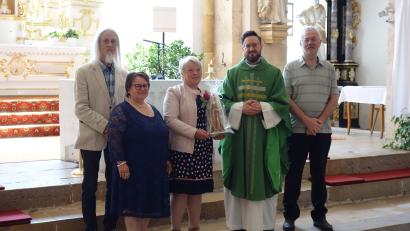 Bild: Otterbein/exb
Die langjährige Pfarrsekretärin in der Pfarrei Kastl wird verabschiedet (von links): stellvertretender Pfarrgemeinderatsvorsitzender Bernd Roithmeier, die neue Pfarrsekretärin Theresia Otterbein, die scheidende Pfarrsekretärin Angelika Hiller, Pfarrer Johannes Arweck und Kirchenpfleger Karl Gerstenhöfer.