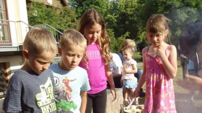 Bild: u
Die Jungen und Mädchen lassen große Vorsicht walten, als sie ihre Stäbchen und Holzscheite in das Johannisfeuer werfen, um es am Brennen zu halten.