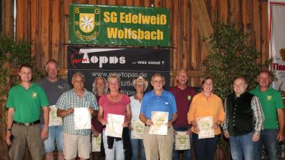 Bild: mrr
Langjährige Mitglieder der Schützengesellschaft Edelweiß Wolfsbach ehren die beiden Vorsitzenden Heiner Graf (rechts) und Marco Maier (links) zusammen mit Ludwig Mayer (Zweiter von rechts) vom OSB.