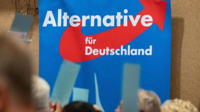 Bild: Stefan Sauer/dpa/Archivbild
Auf einem AfD-Parteitag hängt ein Plakat mit dem Schriftzug „Alternative für Deutschland“.