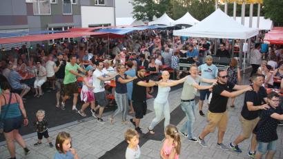 Archivbild: adj
Polonäse über die Rathaus-Piazza. Wenn die Altenstädter feiern, dann richtig. Diesen Samstag, 24. Juni, ist es wieder soweit.