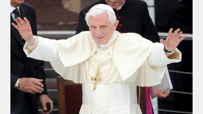 Archivbild: Uli Deck
Das Brustkreuz des verstorbenen emeritierten Papstes Benedikt XVI. wurde entwendet.