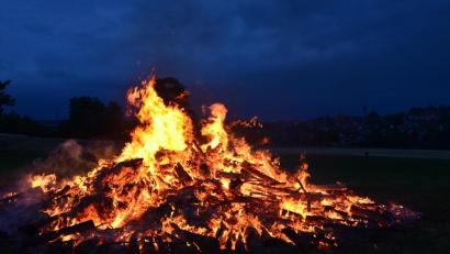 Symbolbild: dob
Das Johannisfeuer in Tröglersricht ist – anders als das auf dem Symbolbild – zu früh entzündet worden. Erneut. Die Polizei Weiden sucht Zeugen.