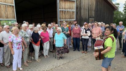 Bild: Silvia Beck/exb
Die Ziegenwirtin Maria Deß empfängt die Schwarzenfelder Senioren mit Musik.