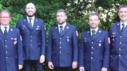 Bild: Mutzbauer/exb
Die Rottendorfer Feuerwehr hat wieder eine neue Führungsriege: Erster Kommandant Thomas Fronhofer (Dritter von Links), stellvertretende Kommandanten Simon Weikmann (Mitte) und Michael Hierl (Zweiter von Rechts).