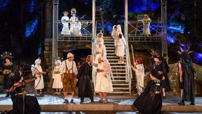 Bild: Flo Miedl/Luisenburg-Festspiele/exb
Wenn sich der Brandner Kaspar und der Boandlkramer zusammentun, dann ist Ärger im Paradies vorprogrammiert.